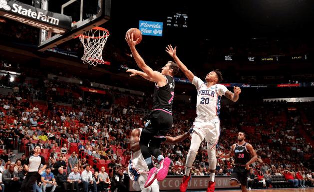  恩比德统治内线76人客场击溃尼克斯防线